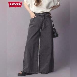 Levi’s XL SUPERWIDE MID RISE JEANS 
Women’s Size 31x30 NWT